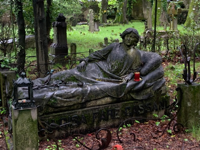 Un vecchio cimitero che si trasforma in un museo a cielo aperto, con app e indovinelli