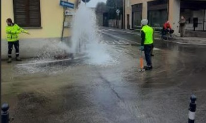 Con il furgone colpisce un idrante che esplode allagando la strada