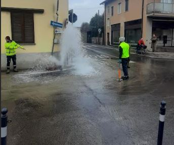 Con il furgone colpisce un idrante che esplode allagando la strada