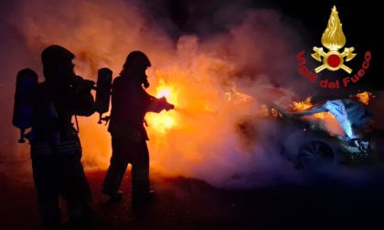 Incidente in A9 a Lomazzo, auto a fuoco