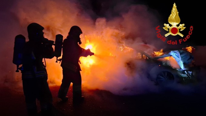 Incidente in A9 a Lomazzo, auto a fuoco