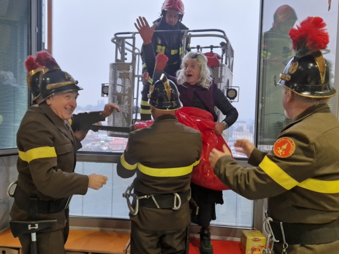 La Befana arriva in ospedale grazie ai Vigili del fuoco