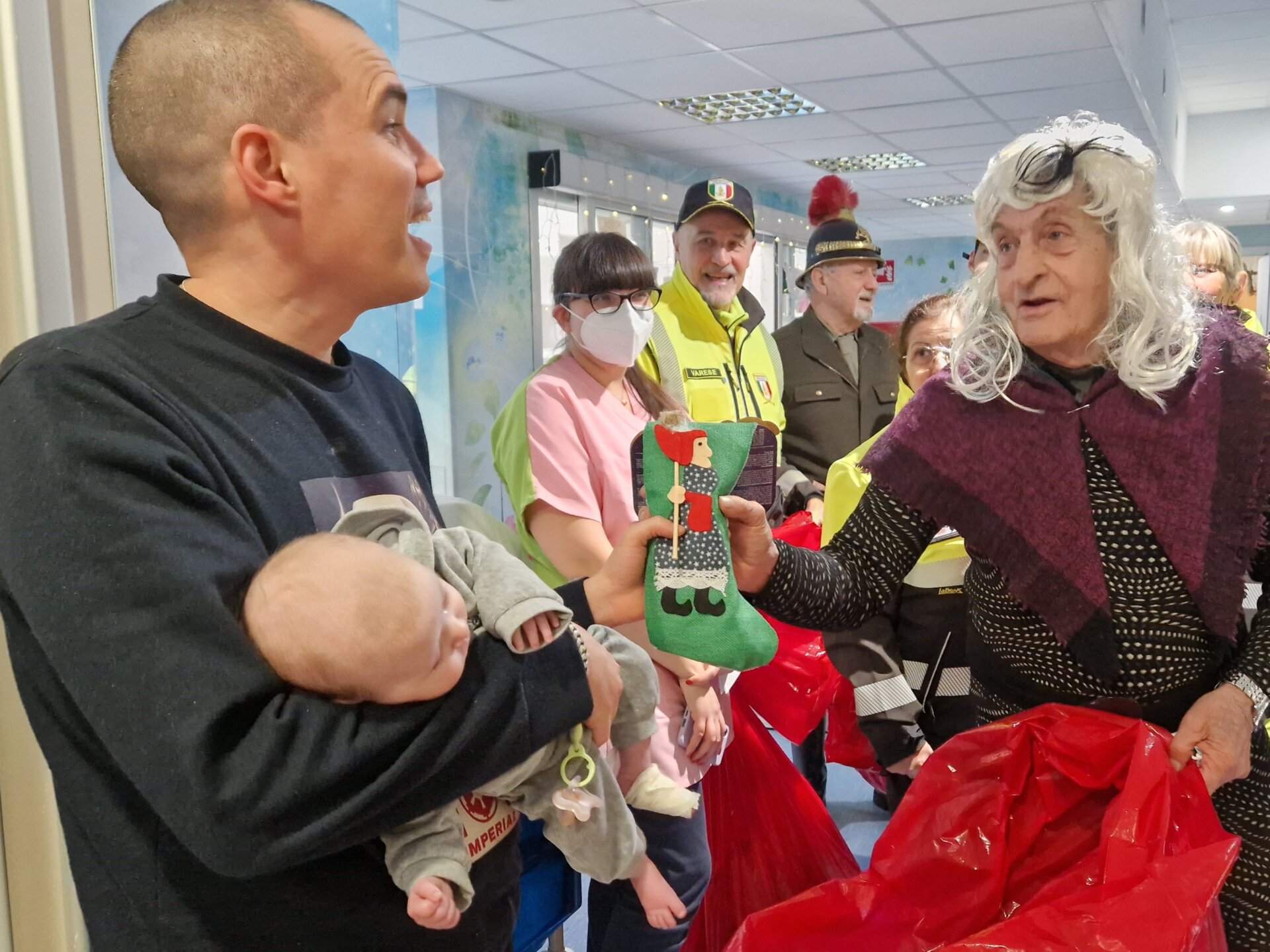 Befana all'Ospedale con i vigili del fuoco associazione Il Ponte del Sorriso