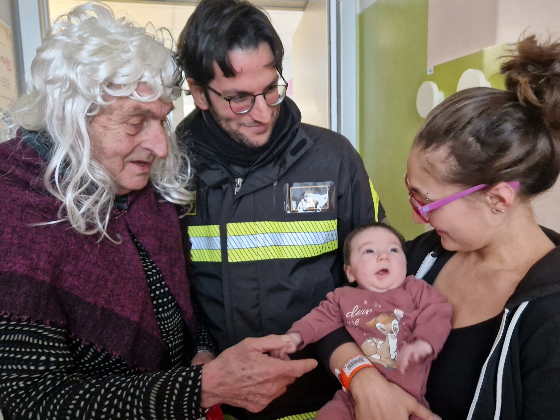 Befana all'Ospedale con i vigili del fuoco associazione Il Ponte del Sorriso