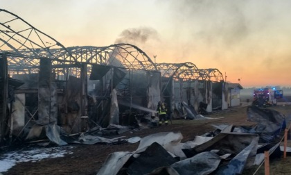 Incendio al campo volo di Cogliate: a fuoco gli hangar e i velivoli presenti