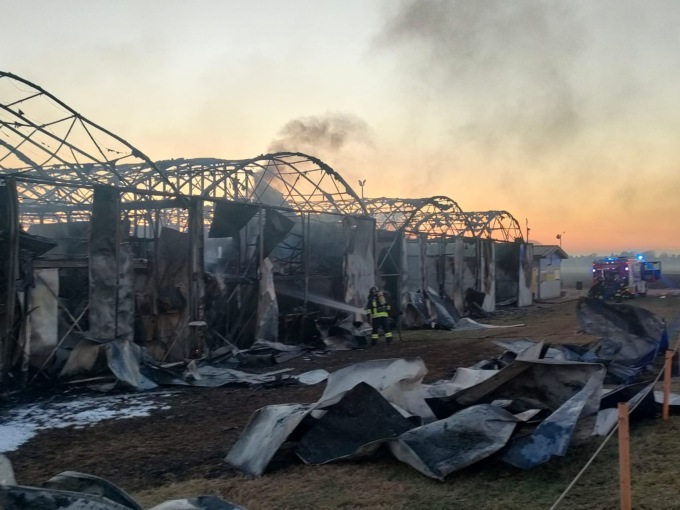 Incendio al campo volo di Cogliate: a fuoco gli hangar e i velivoli presenti