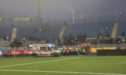 Tifoso Pro Patria cade nel fossato dalla curva dopo la partita con il Novara: gravissimo in ospedale