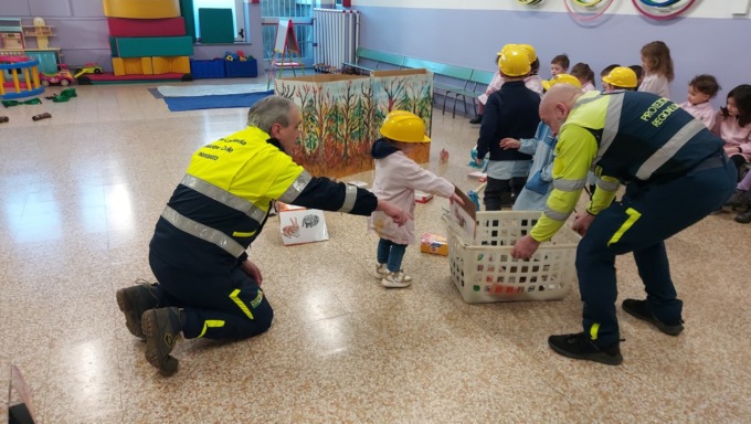 Alla scuola materna di Lonate si fa lezione con la Protezione Civile