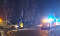 Tradate, auto sulla rotonda contro gli alberi: due in ospedale