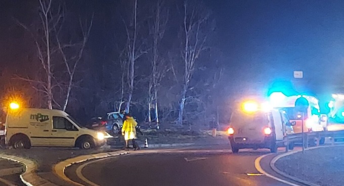 Tradate, auto sulla rotonda contro gli alberi: due in ospedale