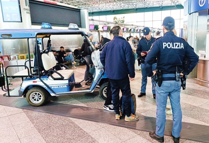 Furti all’interno dell’aeroporto, due cittadini francesi arrestati