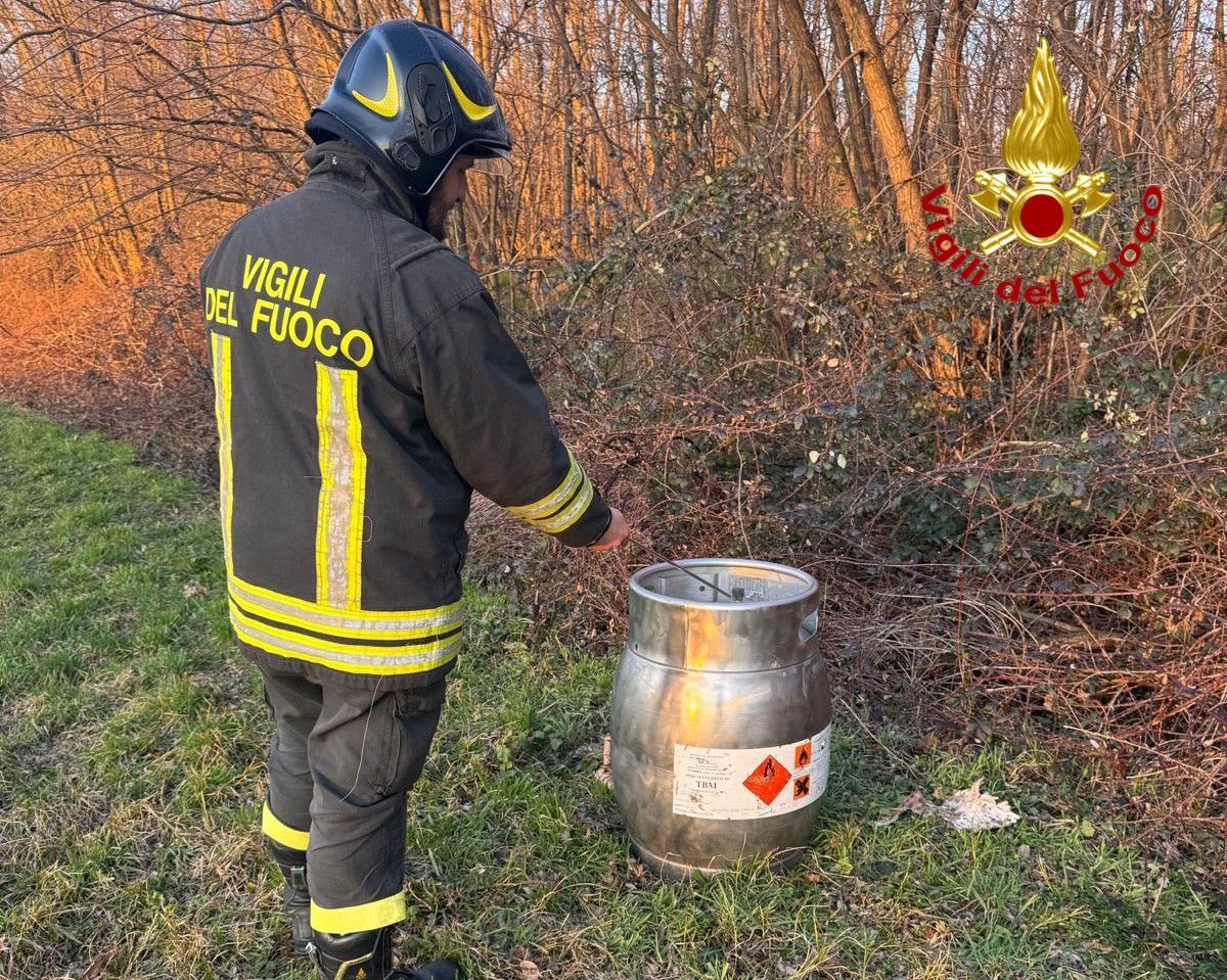 Fagnano Olona odore gas bidone vigili del fuoco