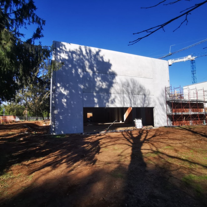 Posizionato il nuovo edificio prefabbricato della palestra di Saronno