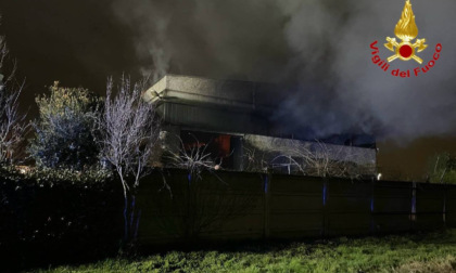 Rogo in un'azienda plastica di Caronno Pertusella, Vigilli del fuoco ancora al lavoro