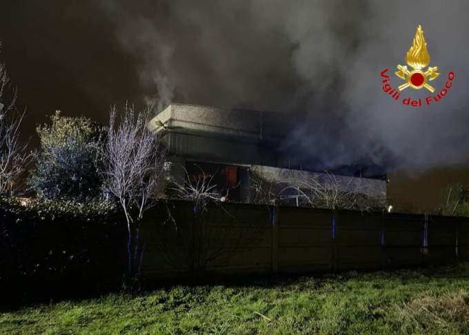 Rogo in un’azienda plastica di Caronno Pertusella, Vigilli del fuoco ancora al lavoro