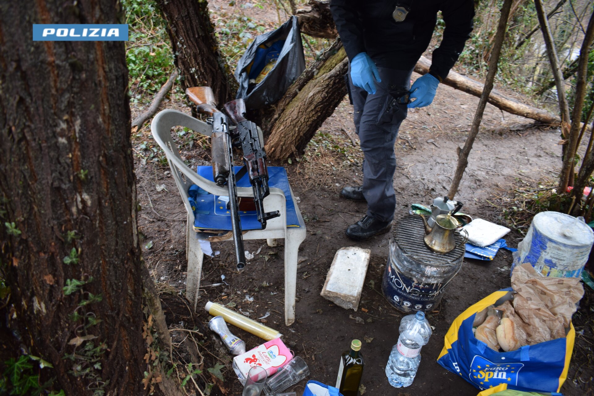 Polizia di Stato boschi tra Malnate e Vedano Olona droga spacciatori bivacchi fucili e armi