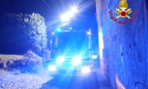 Incendio a Casalzuigno, tetto in fiamme