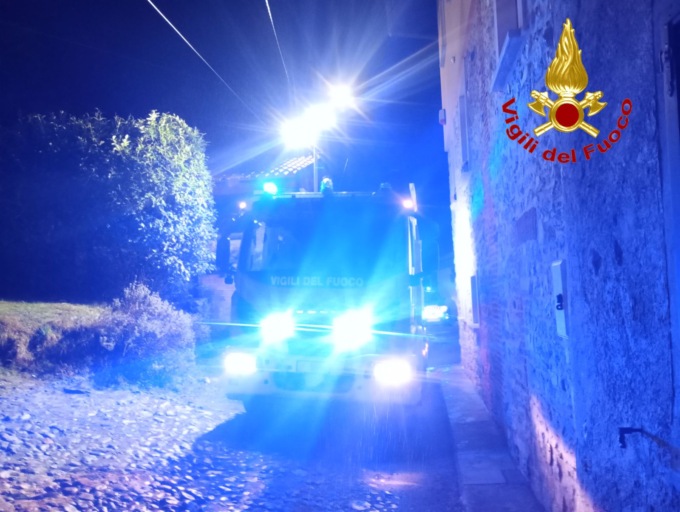 Incendio a Casalzuigno, tetto in fiamme
