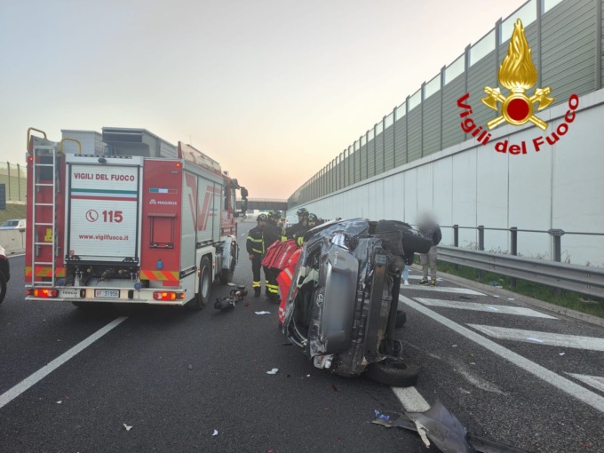 Grave incidente sull’A9 all’altezza di Origgio, un’auto ribaltata