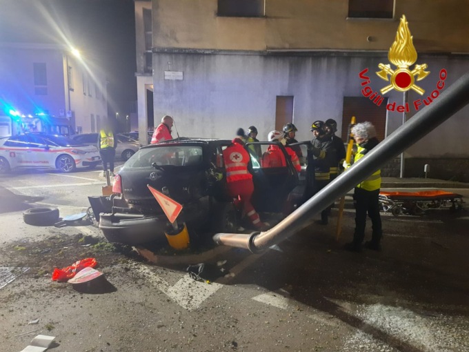 Si schianta con l’auto contro un muro, ferito un 21enne