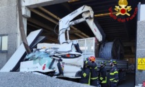 Busto, incidente durante il caricamento di un camion: le lastre cadono sulla cabina