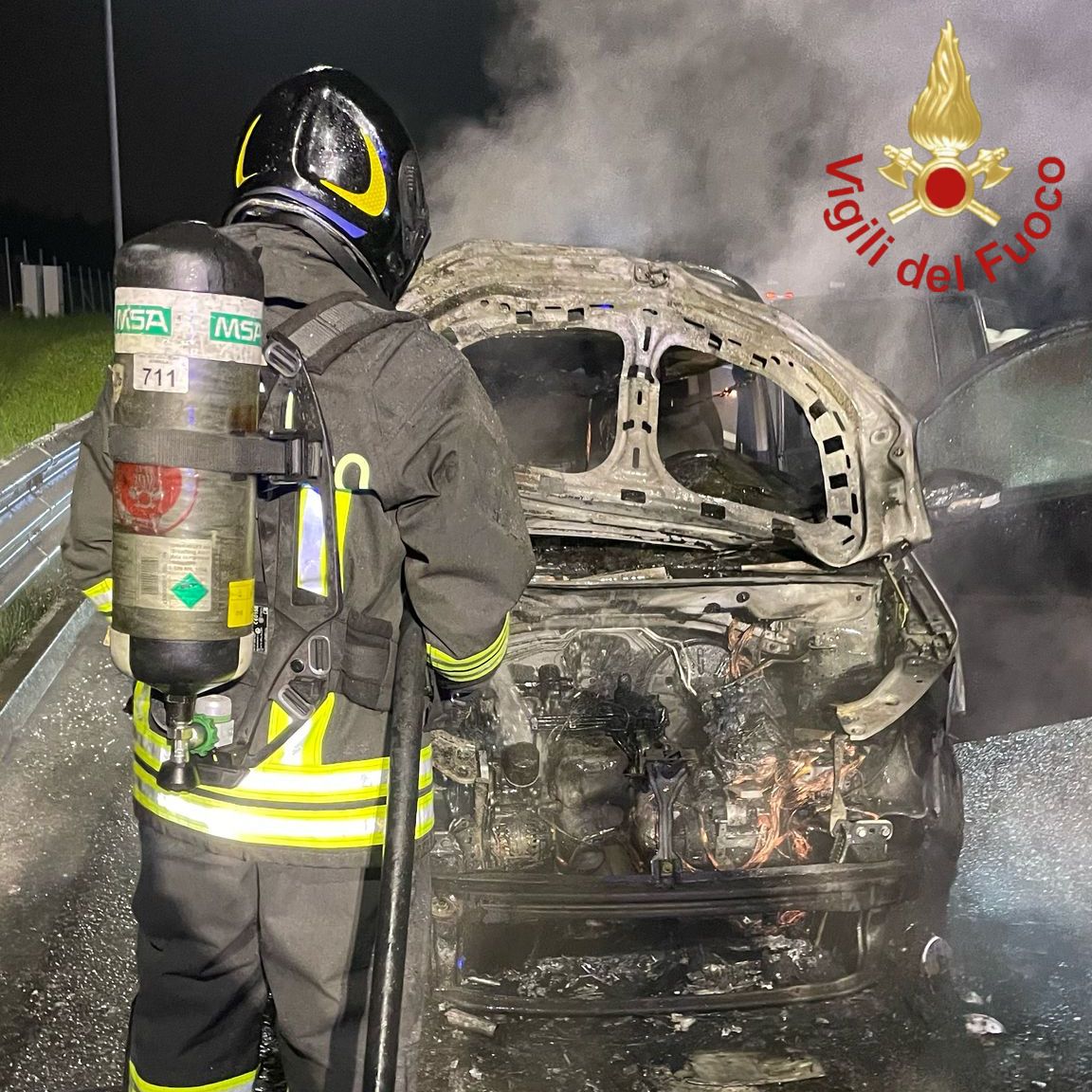 Auto in fiamme uscita Lomazzo