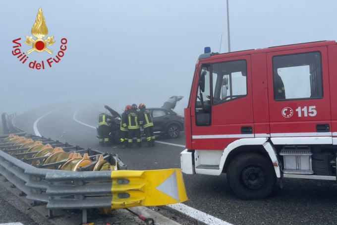Auto finisce contro guard rail in autostrada: intervengono i pompieri