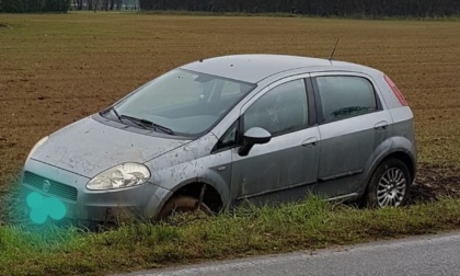 Auto fuori strada in via Papa Giovanni XXIII