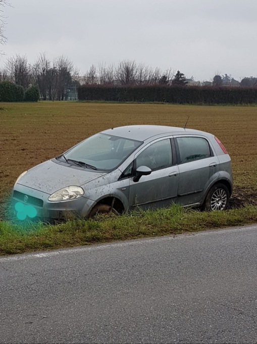 Auto fuori strada in via Papa Giovanni XXIII