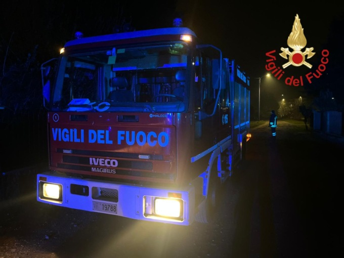 Incendio vicino al canile di Cogliate, nel Parco delle Groane