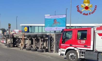 Tir si ribalta alla rotonda: traffico deviato