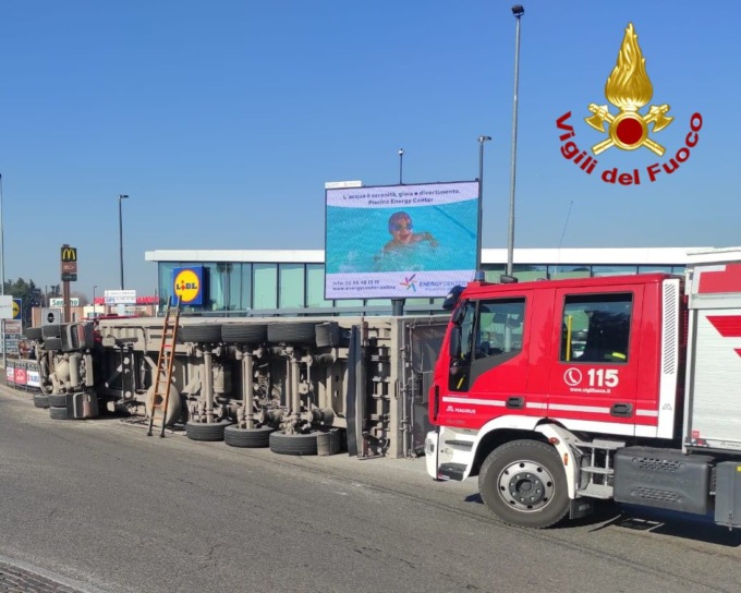 Tir si ribalta alla rotonda: traffico deviato