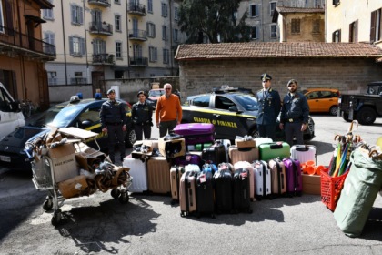 La Guardia di Finanza dona in beneficenza alla Caritas oltre 600 articoli per la casa