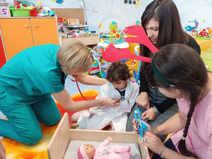 La piccola Beatrice ha sconfitto la paura in ospedale grazie a “Il ponte del sorriso”