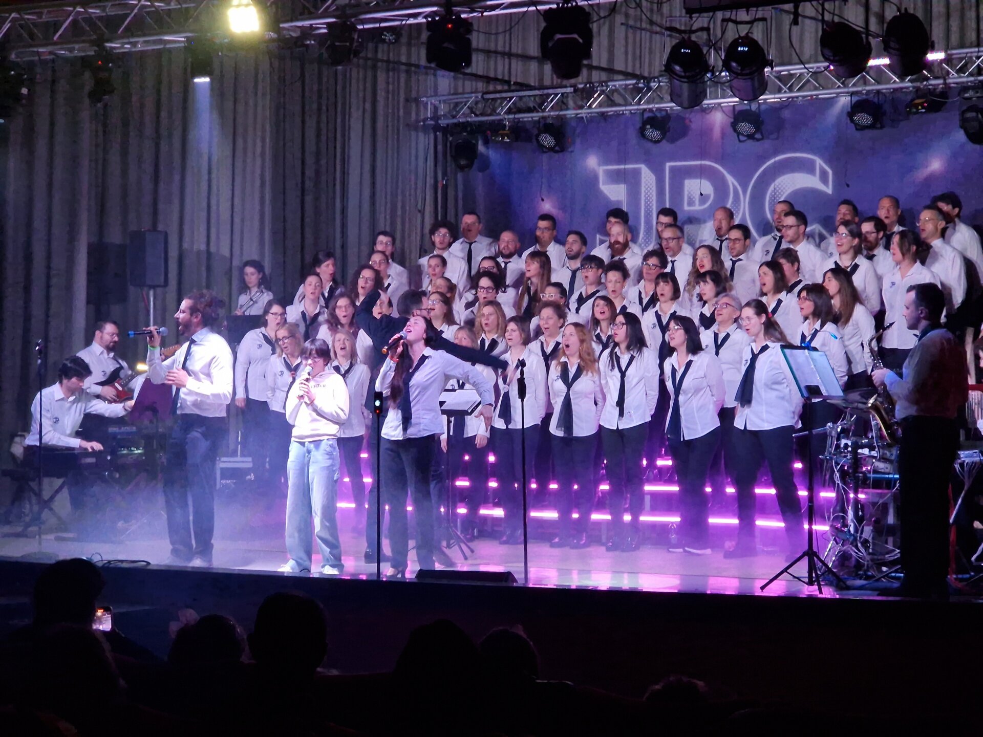 Il concerto “Un Sorriso vien Cantando” organizzato da Il Ponte del Sorriso con Gli amici di Margherita Rosa ha riempito il Teatro di Binago