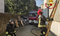 Incendio in una ditta di materassi: Vigili del fuoco al lavoro