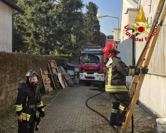 Incendio in una ditta di materassi: Vigili del fuoco al lavoro