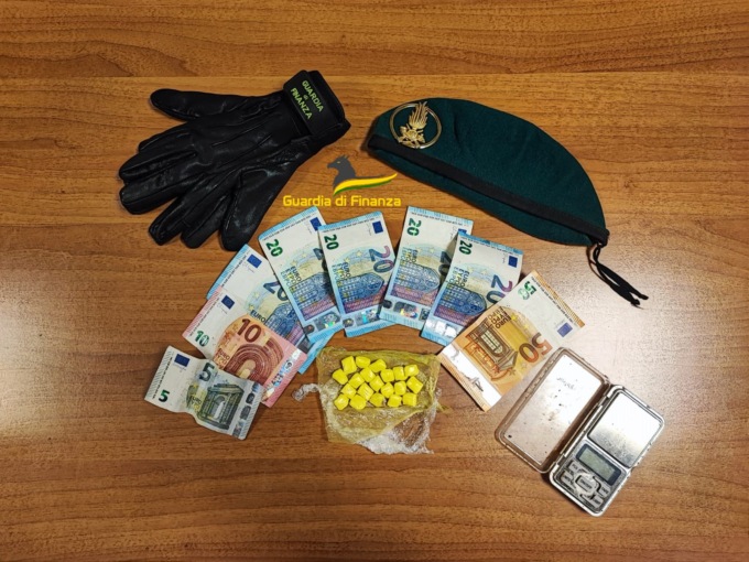 Controlli antidroga nel comasco: arrestato spacciatore