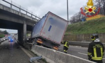 Camion finisce contro le barriere e si ribalta: autista soccorso in codice rosso