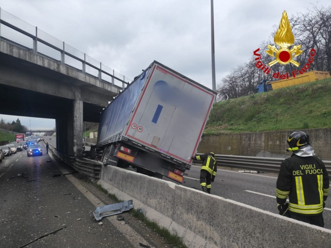 Camion finisce contro le barriere e si ribalta: autista soccorso in codice rosso