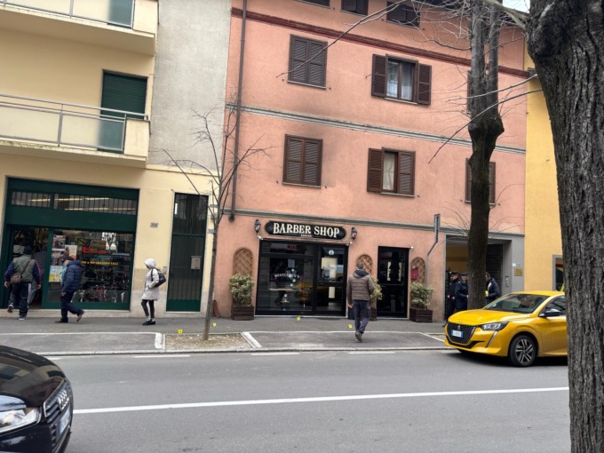 Spari contro  la vetrina del barbiere di corso Bernacchi