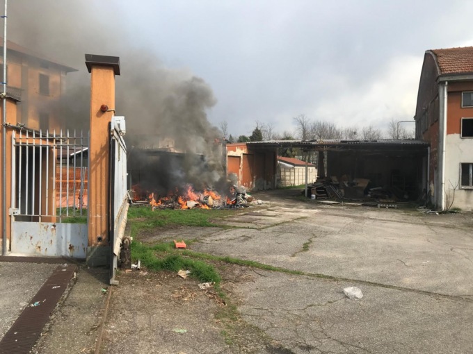 incendio a locate varesino