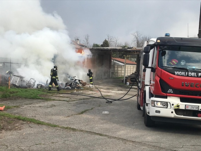 Incendio nell’azienda dismessa in via Stoppani