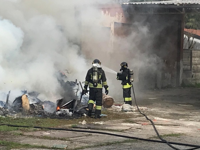 incendio a locate varesino