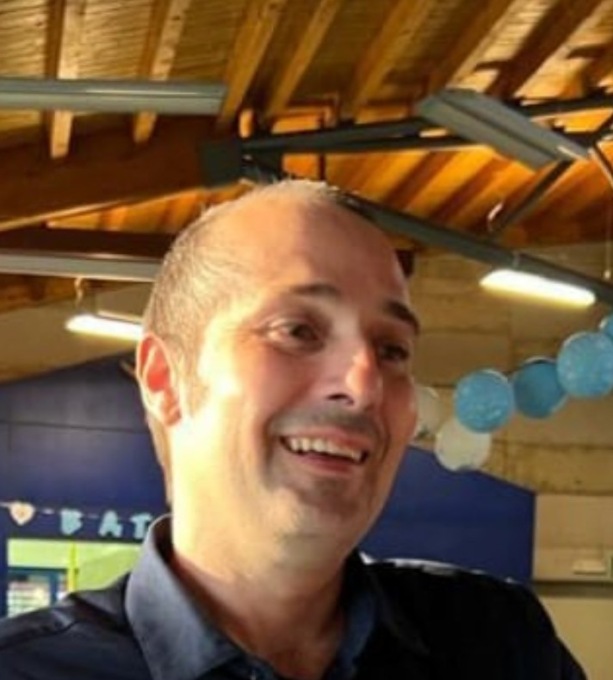 Un mare di gente e una grande commozione per l’ultimo saluto ad Alessandro