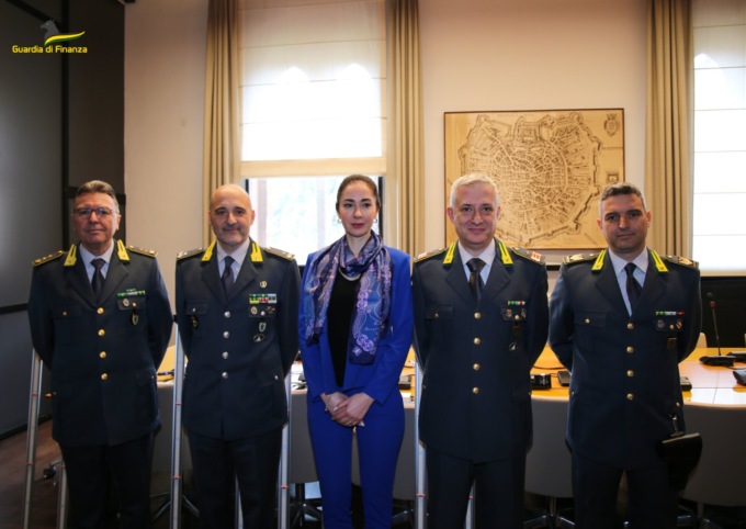 Donate alla ricerca 150 lampade LED sequestrate in un capannone pieno di marijuana