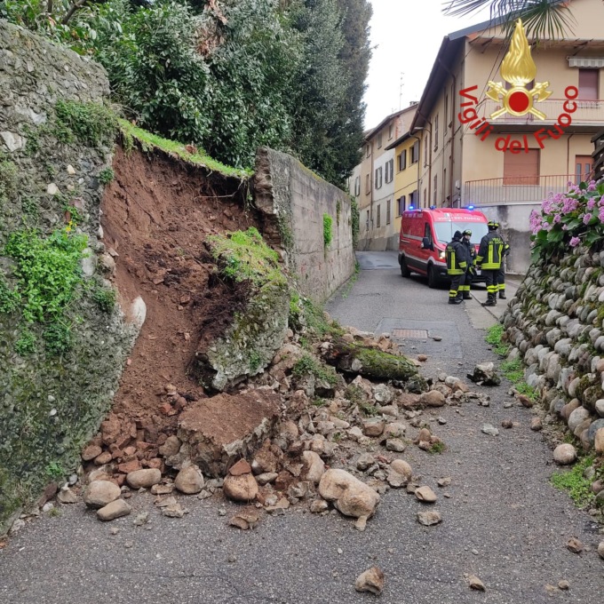 Cede il muro di cinta di Villa Somaini