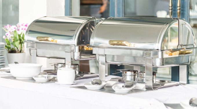 Noleggiare attrezzature da catering: quali scegliere in base al tipo di evento