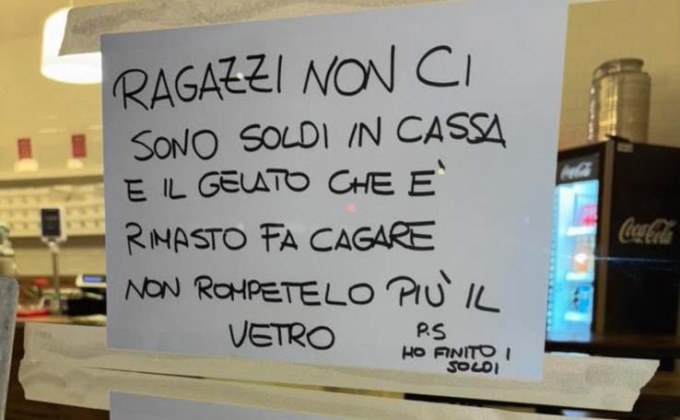 Spaccata in gelateria, spunta l’avviso: “Non rompetemi più il vetro, il gelato che è rimasto fa cag…”