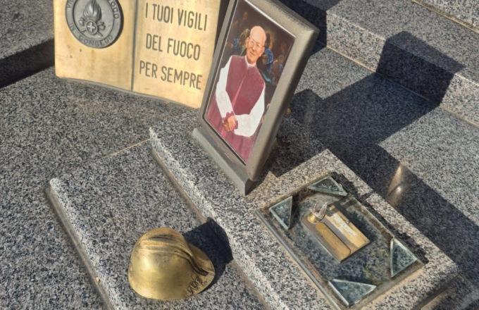 Ladri alla tomba del Monsignore: sparito il cimelio dei Vigili del Fuoco